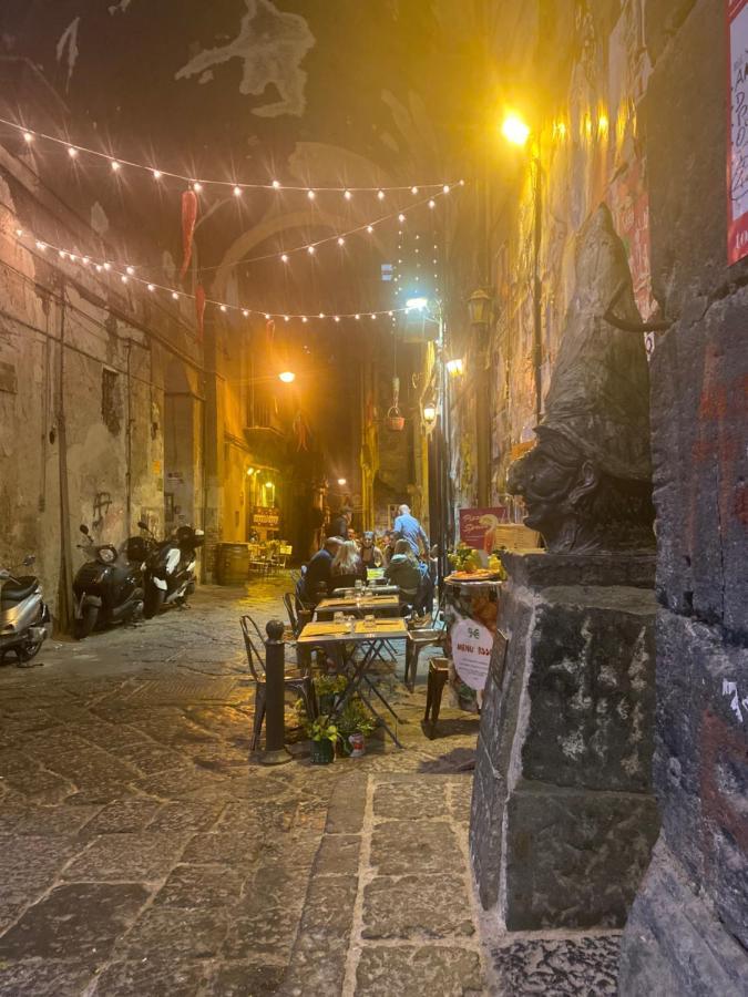 Casa Ninetta - Spaccanapoli - Il Tipico Pianterreno Della Napoli Antica! Buitenkant foto